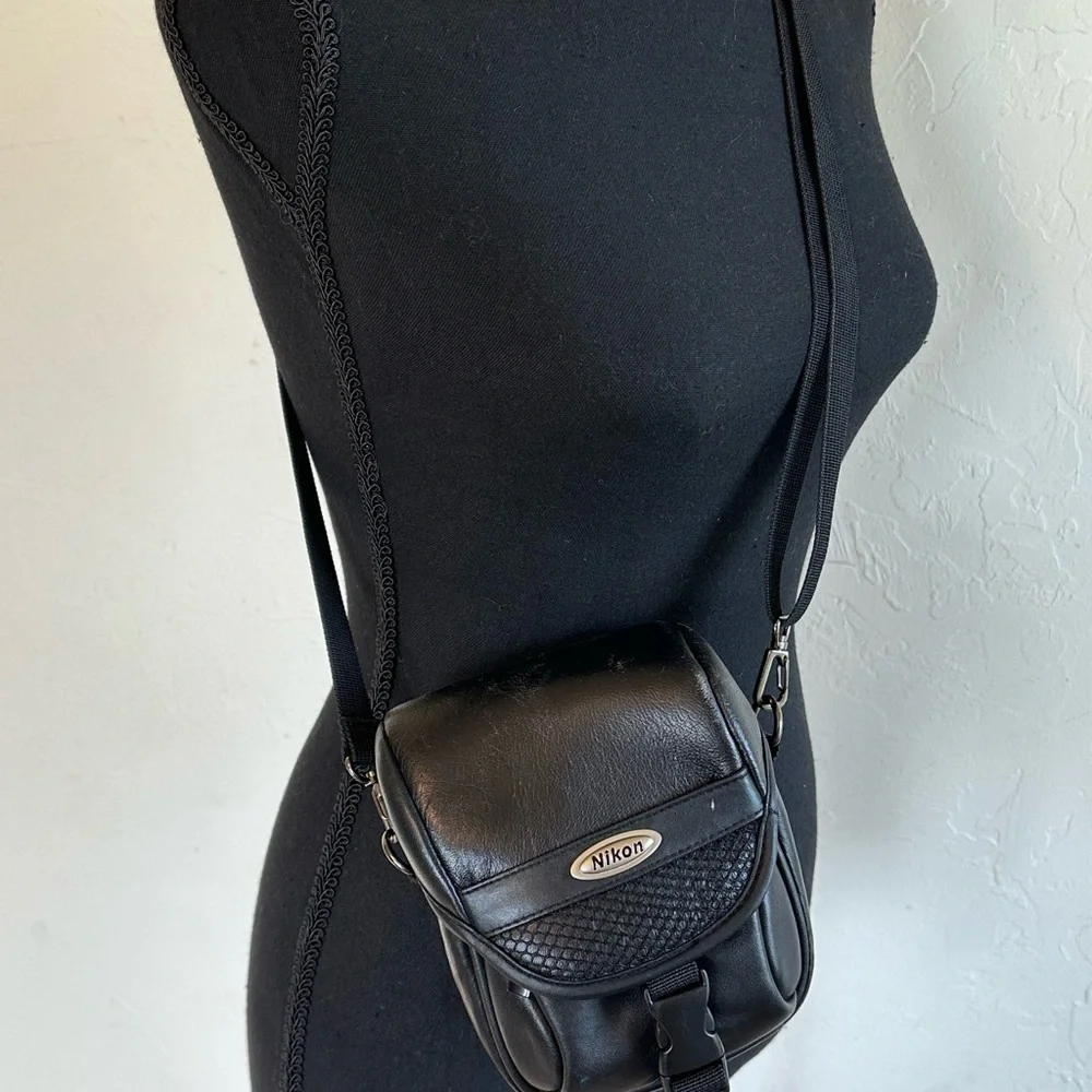Vintage Nikon 5523 Black Leather Camera Crossbody Mesh & Zipper Pockets Bag